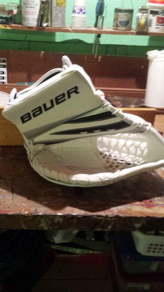 Goalie glove