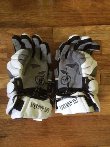 BNWT warrior riot 2 gloves