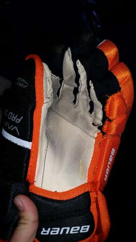 Bauer vapor pro series 14in gloves , color scheme (Philly )