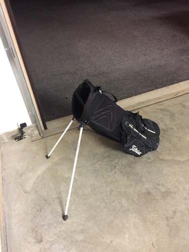 Titliest ultra lightweight stand bag with Aronimink Golf Club logo