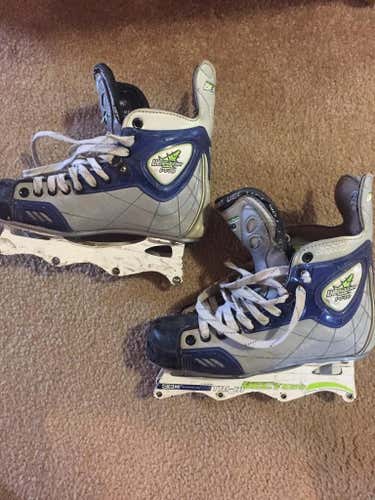 Hockey roller blades size 7