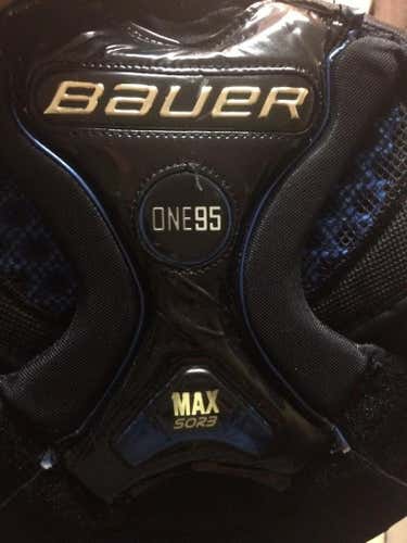 Bauer ONE95 Shoulder Pads. SIZE: Men's Medium
