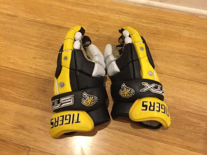 BLACK FRIDAY CLEARANCE Towson Tigers team issue gloves