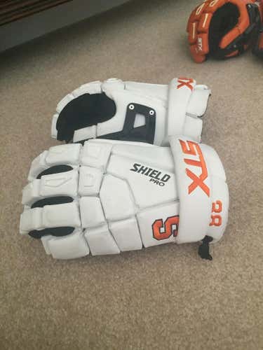 Syracuse gloves