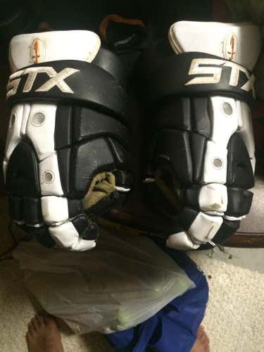 Black/white STX Gladiator Gloves