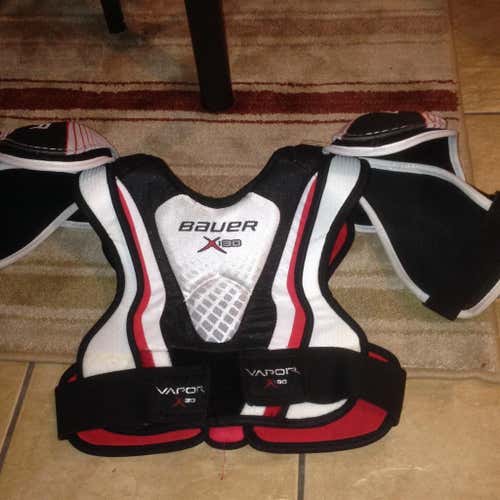 Bauer x30 mens medium shoulder pad.