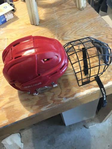 Bauer Re-akt 100 Medium helmet with medium Bauer Oreo cage.