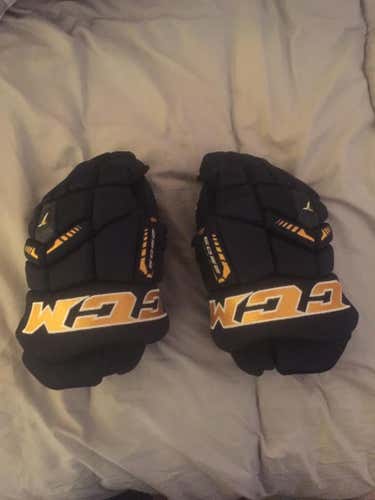 CCM Tacks 6052 V2 gloves