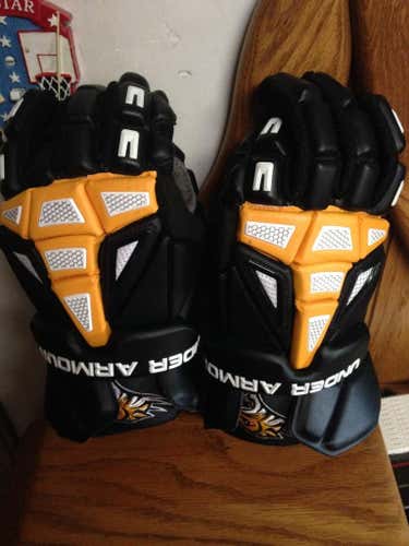 Towson Under Armour Chrage gloves