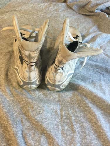 VG Under Armour Highlight cleats size 11