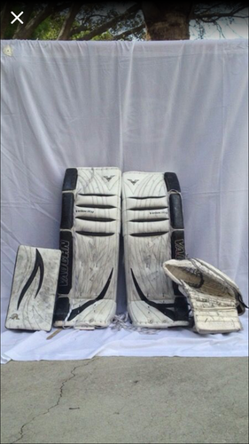 Vaughn V5 7470 goalie pads
