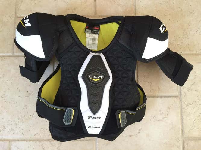 CCM Shoulder Pads 2752, like new, size small