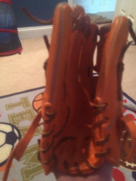 Rawlings gold glove gamer basically new condition selling dirt cheap need money.