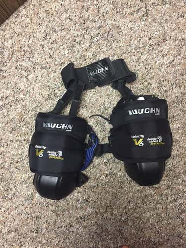 Vaughn V6 knee pads Intermediate