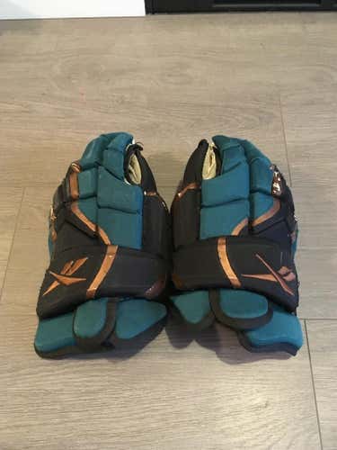 Reebok 14" Manitoba Moose Gloves