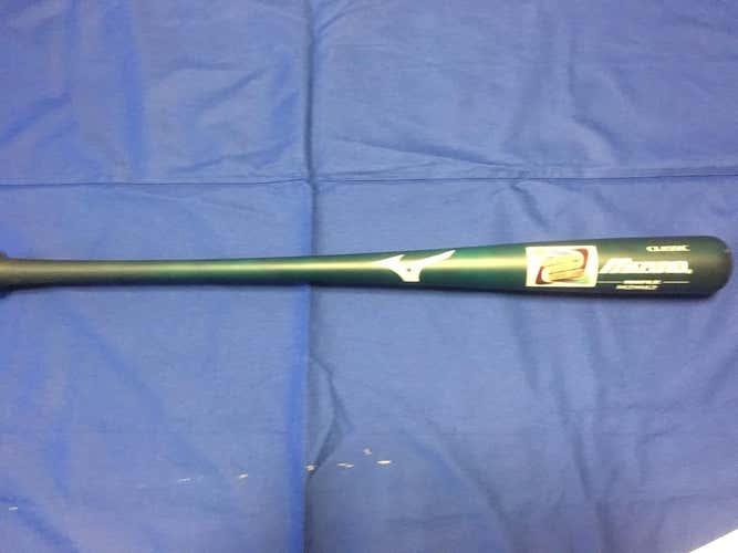 Mizuno Classic Maple MZM62 Wood Bat - 33"