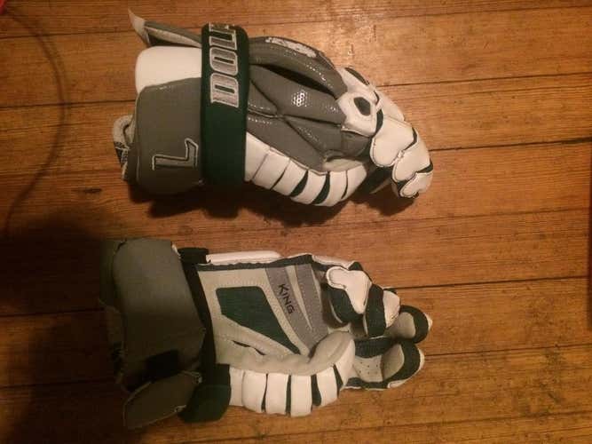 LeMoyne Mens lacrosse gloves
