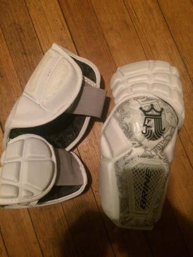 Brine King 3 elbow pads
