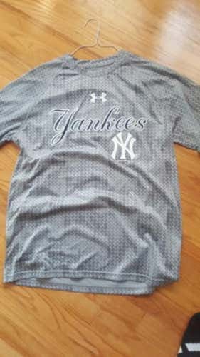 New York Yankees shirt Medium