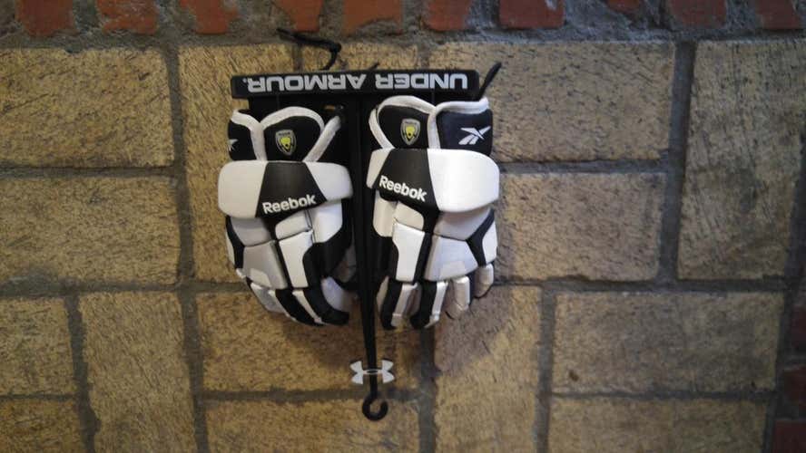 Reebok youth gloves BN