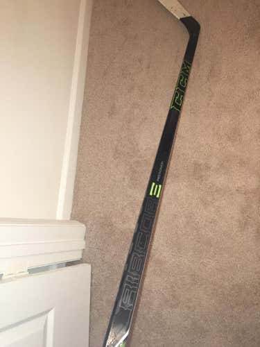 CCM Ribcor Reckoner Prostock Grip 85 flex LH Sakic/Hall 60" Like New