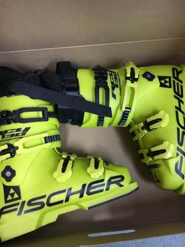 New Fischer 26.5 ski boots