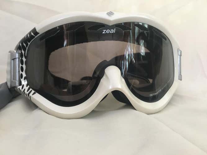 Zeal polarized photochromatic goggles