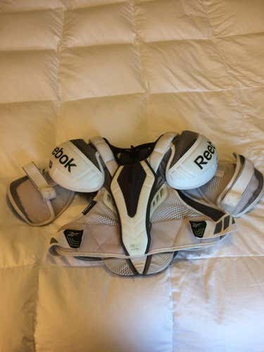 Reebok shoulder pads, sr. medium