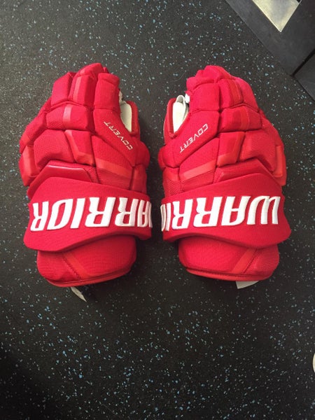 Pro stock warrior hockey gloves in a size 13. Designed specifically for the Detroit Redwings!