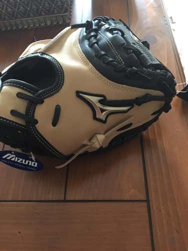 Brand new with tags Mizuno GXC11RG catchers mitt 32.5