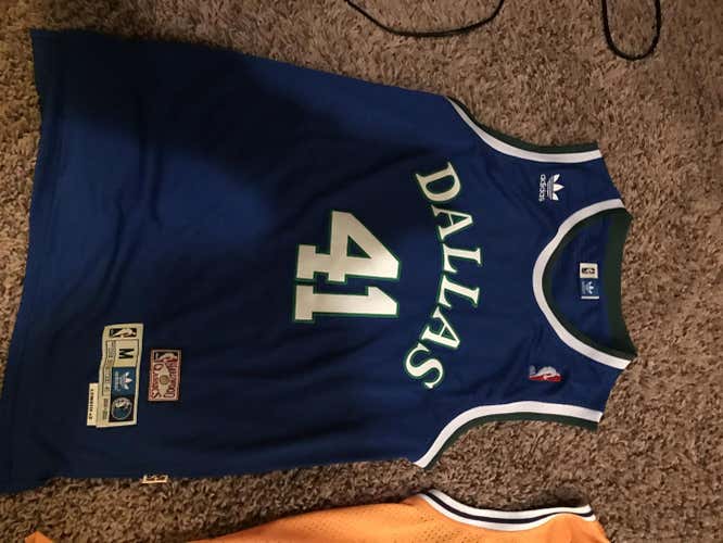 Dirk Nowitzki Throwback Jersey