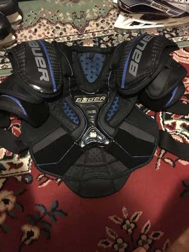 Bauer One95 Shoulder Pads: Men's medium
