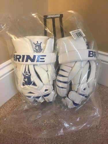 BNWT King V White w/ Royal Gloves 12"