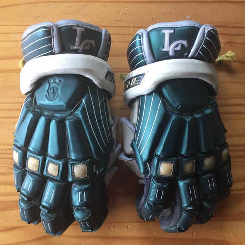 Le Moyne College Goalie Gloves