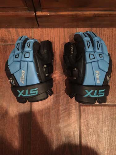 Johns Hopkins team issued goalie gloves