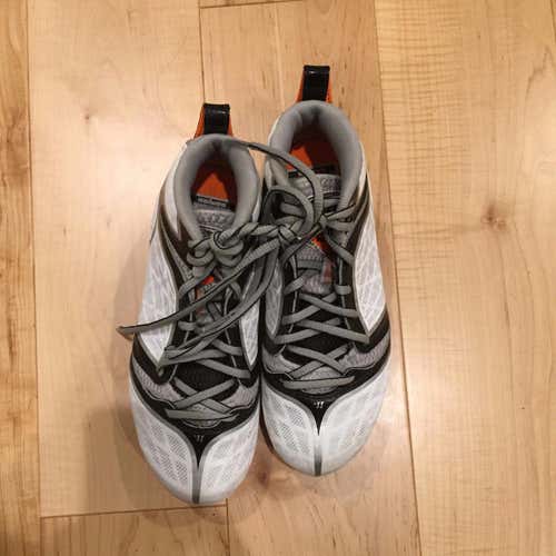 Warrior Burn 6.0 Junior Lacrosse Cleat - White/Black - BURNJ6WT - Size 2