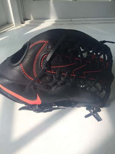 New Nike MVP Edge Youth Mitt. Size 12. Right hand throwing.