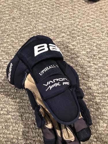 Scott Upshall used Bauer APX gloves