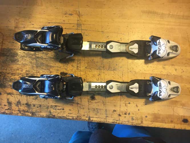 Head 20 Din Bindings