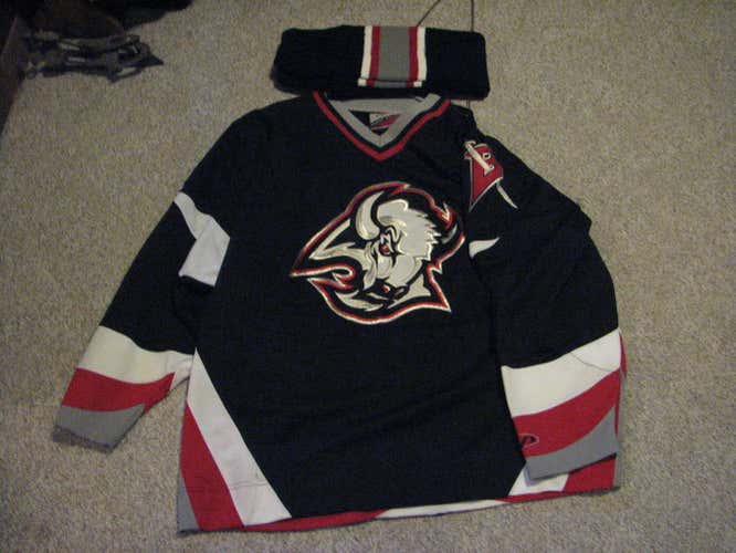 Buffalo Saber pro-player NHL with matching socks
