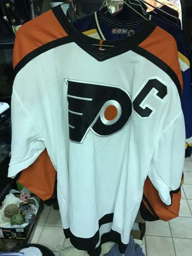 Philadelphia Flyer Captain Logo and Lindros #88 on back