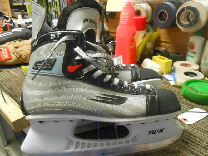 Pair of Bauer SFL vapor skates size 9D