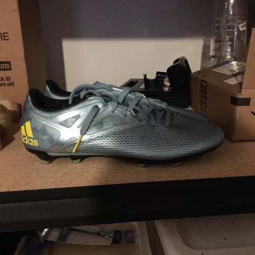 Adidas Mens messi soccer cleat 10.5 Great condition