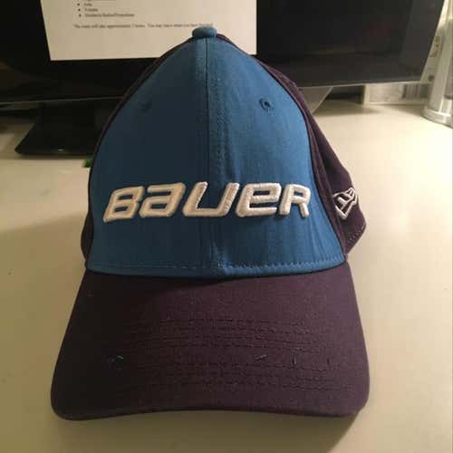 Bauer New Era 39thirty hat. Size Medium/Large Blue/Navy