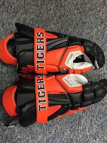 Custom Maverik Max Glove