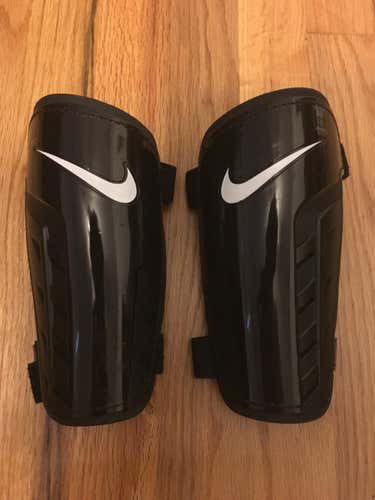 (NEED GONE) NEW Nike Black Shin Guards