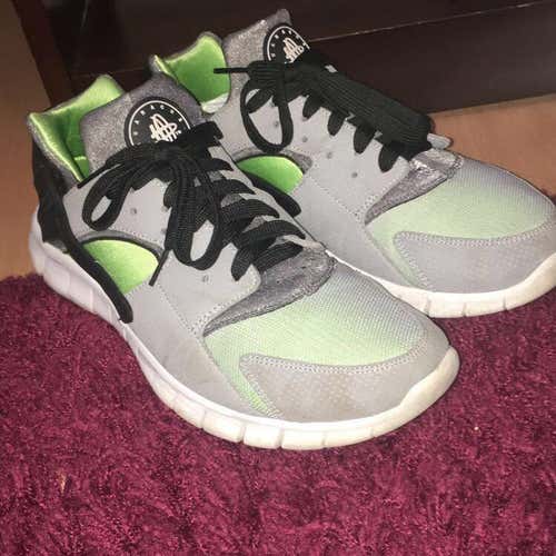 Nike Hurarche Size 12