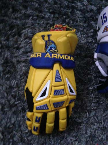University of Delaware Under Armour Glove Single NO Pair