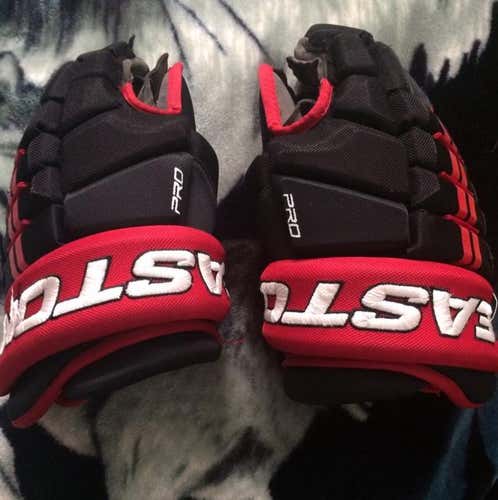 Easton Pro's Hockey Gloves Size13 Sr. Pristine W/free Pair Of Brand New CCM Red Socks