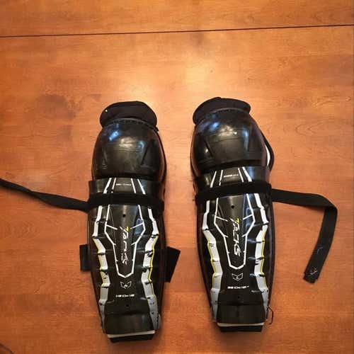 CCM 1052 Tacks Shin Guards (size: 33cm / 13in)